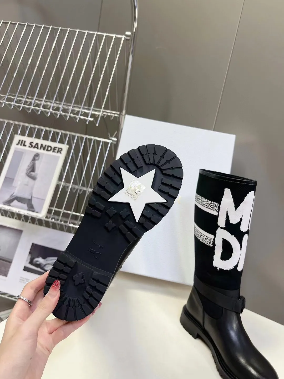 👟👟Ex-factory price 560👟👟 Dior color-blocking new boots for autumn and winter, the latest electric embroidery color-blocking letter logo for autumn and winter, round-toe high-top knight boots for women, Material: first-layer cowhide stitched with electric embroidery fabric, sheepskin lining for feet, original molded TPU outsole Size: 35-40 yards